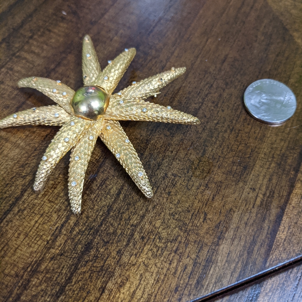 Vintage Gold tone Flower Brooch